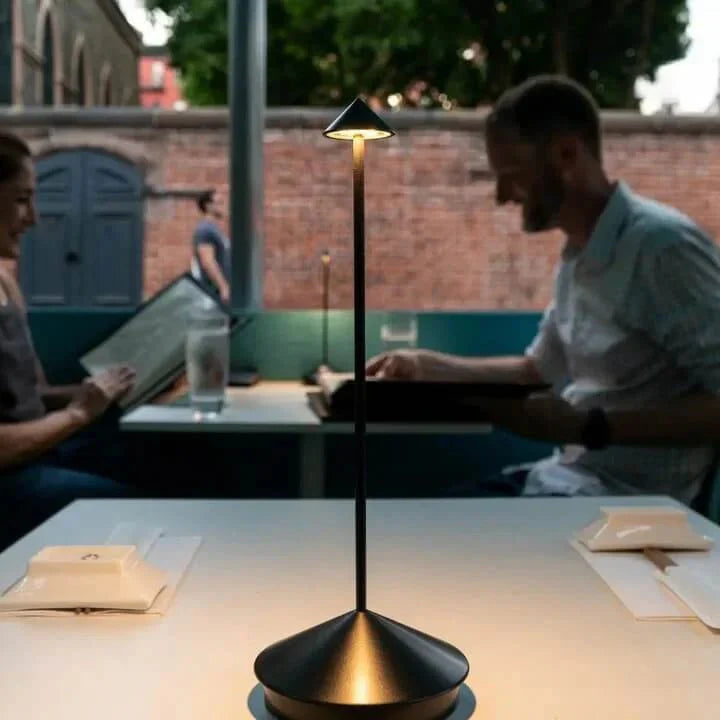 PointLight Pfeilkopf-Tischlampe