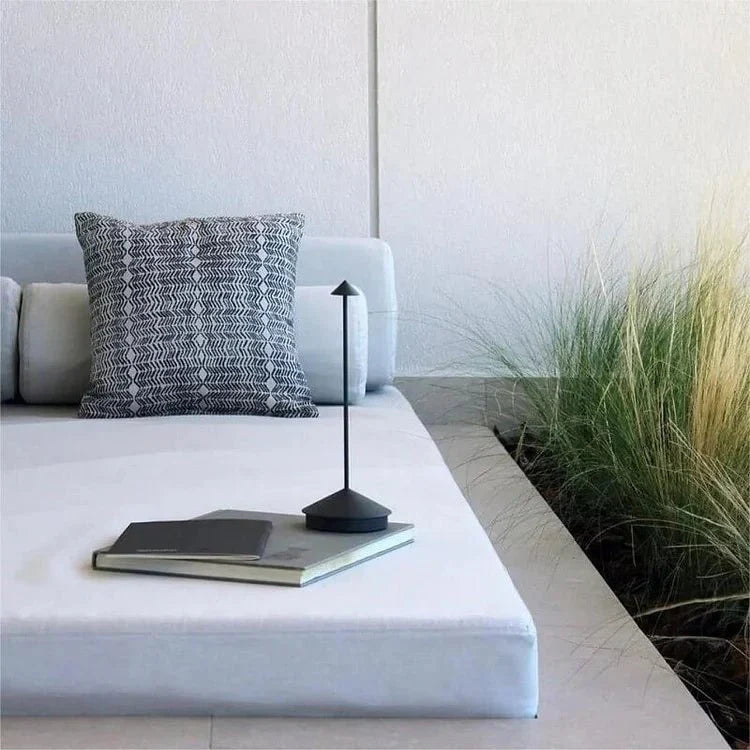 PointLight Pfeilkopf-Tischlampe
